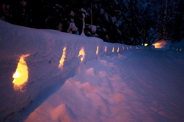 キャンドルの暖かな光が峠道を照らし出します