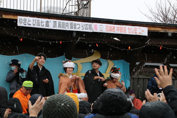 西馬音内地区の雪まつりではミカンまきが行われます