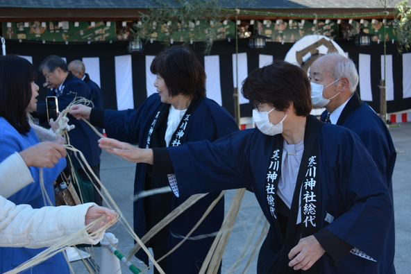 神事終了後に、青竹に下げられていた麻が配られます