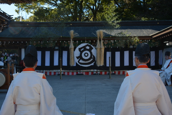 祭場は、静寂と緊張感に包まれます