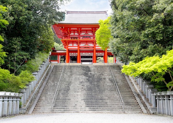 鮮やかな朱色の楼門は近江神宮を象徴する建物です