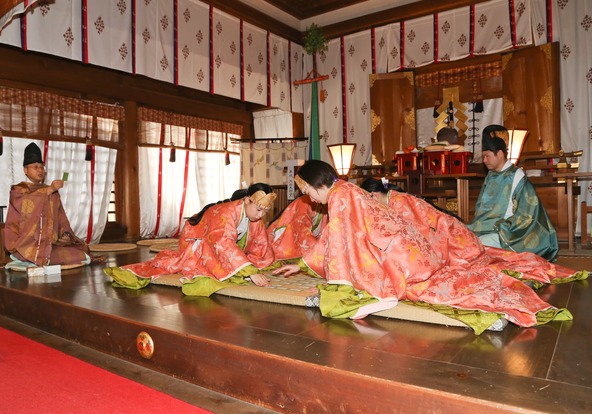 采女装束（うねめしょうぞく）の取り姫たちがかるたを取る様子を楽しめます