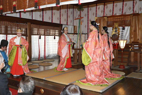 今年の競技かるたのはじまりを告げる新春恒例の儀式を観覧しましょう