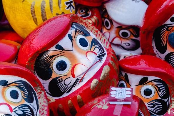 顔に描かれている模様をじっくり見てみましょう