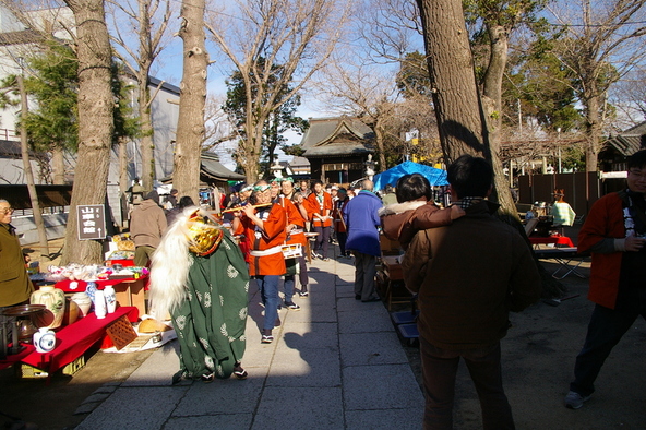 1月10日（土）には、寿獅子舞を実施。頭を噛まれると、その1年は健やかに過ごすことができるという縁起物です