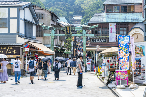 青銅鳥居から弁財天仲見世通りを散策（画像提供：t.sakai / PIXTA）