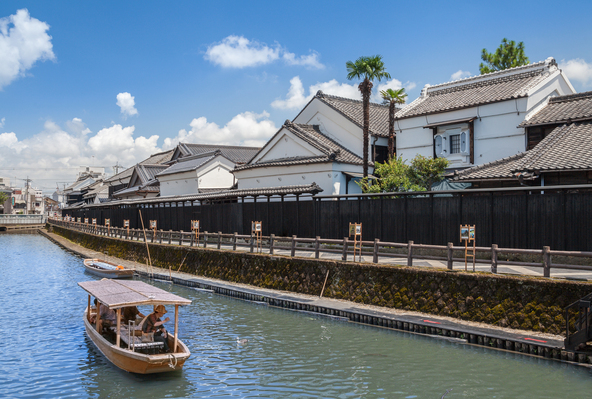 巴波川（うずまがわ）沿いにある黒塀は栃木市を代表する景観（画像提供：samenosuke / PIXTA）