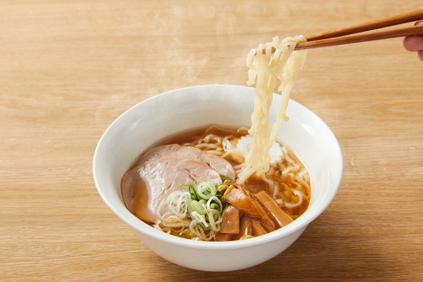 佐野ラーメンは青竹打ちのちぢれ麺が特徴（画像提供：すとらいぷ / PIXTA）※画像はイメージです