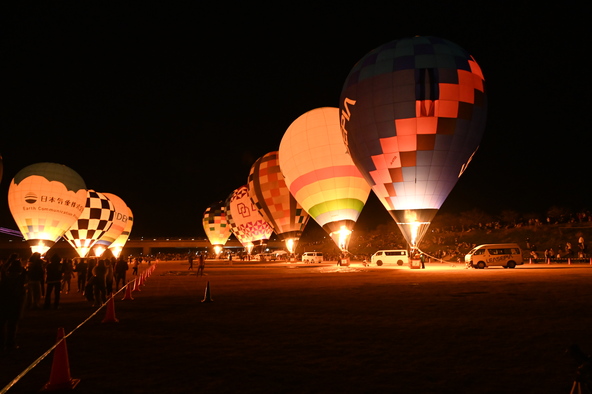 バルーンイリュージョンの会場の土手沿いに咲き誇る桜並木は圧巻