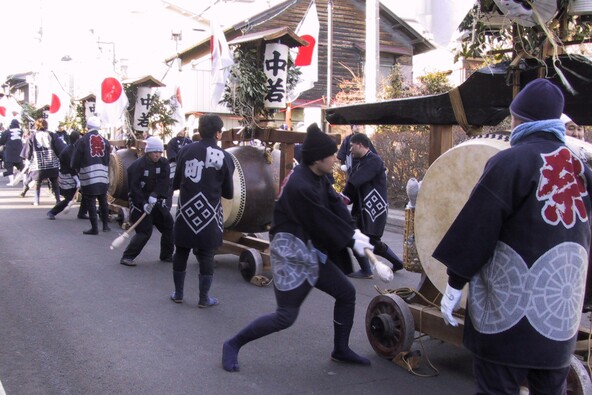 祭りで打ち鳴らす「鳥追い太鼓」は、群馬県の重要有形民俗文化財に指定されています