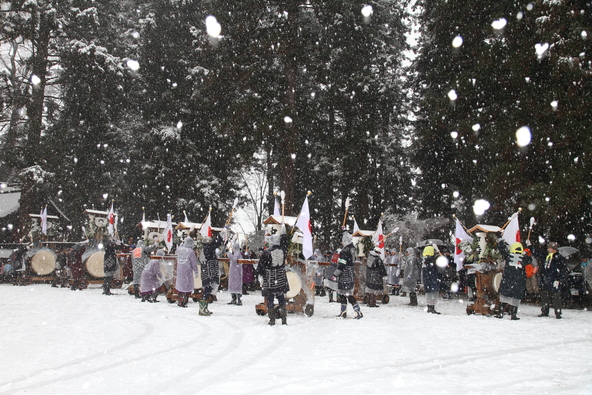 雪が降る冬の寒さと祭りの熱気が交差する光景に感動！