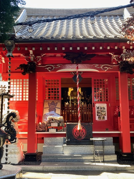 小ぢんまりとした雰囲気の境内