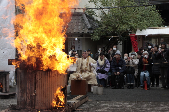 炎が立ち上るなか、山伏たちが祈りを込めて火の上を進みます