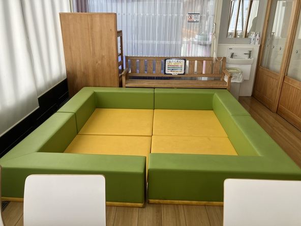 広々としたベンチ付きのキッズスペース