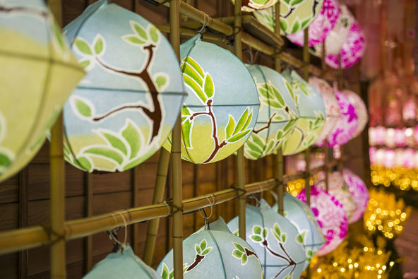 木々や草花の芽吹きを表現したねぶたの灯篭