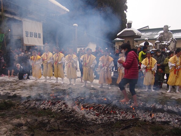 勇気を出して火渡りに挑戦！