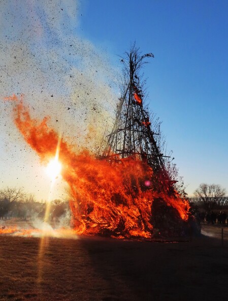 勢いよく燃え上がるやぐらに歓声が上がります