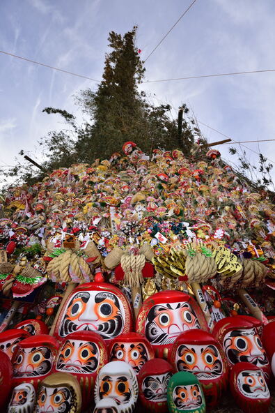 しめ飾りや縁起物で彩られた高さ約10mのやぐら