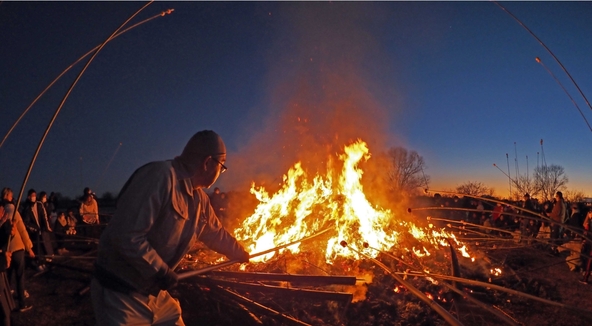参加者は残り火を使って餅を焼きます