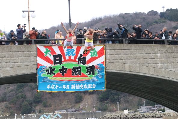 橋の上には大勢の人だかりが！