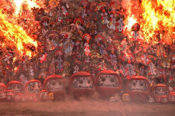 高さ約10mのやぐらを、しめ飾りや縁起物で豪快に飾り付け点火すると、炎が一気に天へと立ち上がります