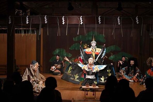 久良岐能舞台の本舞台で披露される、新年を寿ぐ奉納舞（三番叟）