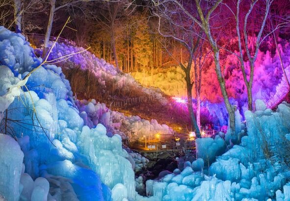 ライトアップされた光景は、まるで氷の国の宝石箱のよう