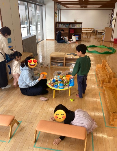 雪の日でも屋内でのびのび遊べる子育て施設