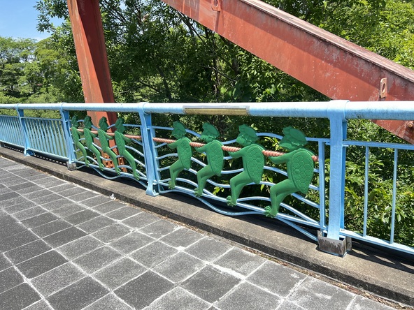 橋の細部に至るまでカッパです。