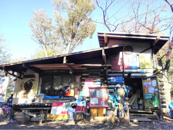 「羽根木プレーパーク」の目印は「リーダーハウス」と呼ばれるログハウス