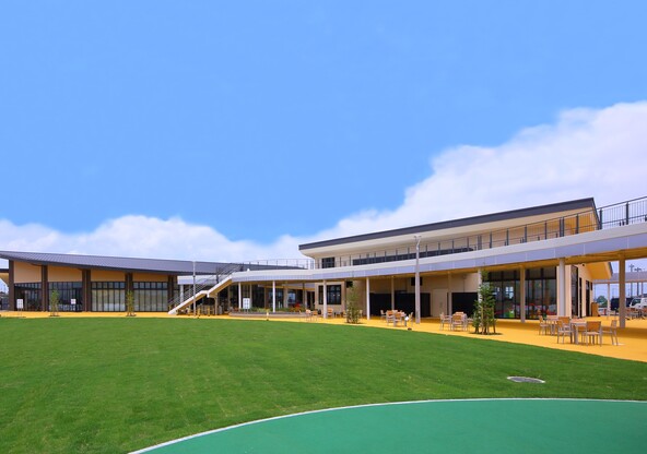 「道の駅グランテラス筑西」には、芝生広場や遊具、ドッグランなどがあり、家族みんなでのびのび過ごせます