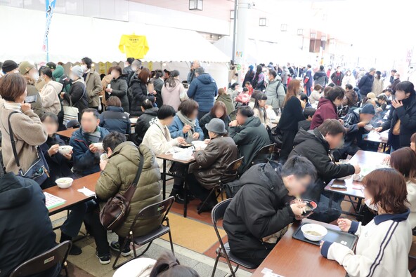 寒い屋外であたたかい料理を味わえるのも、この祭りならではの楽しみです