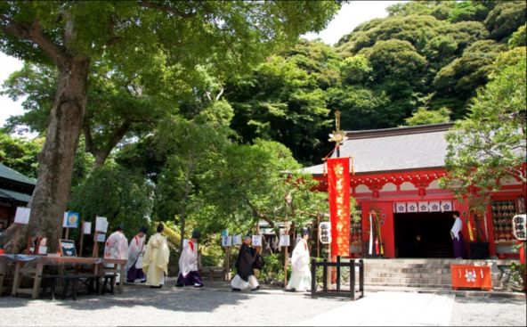 朱色に塗られた社殿のうち、最奥にある本殿は国の重要文化財に指定されています