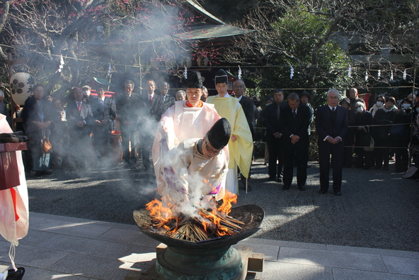 境内に集められた筆をお焚き上げする「筆供養」