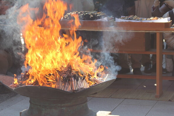 使い終えた筆が次々と焚き上げられます