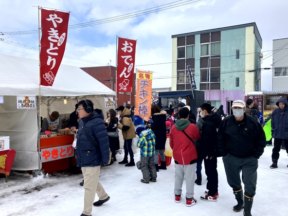 会場には飲食テントが立ち並び、多くの来場者でにぎわいます