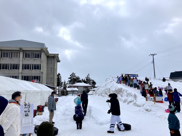 巨大すべり台と人間ばん馬体験は、12～13時に休憩時間が設けられます