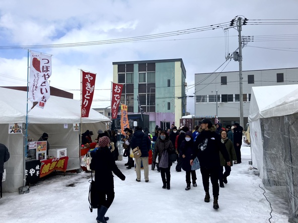 無料臨時駐車場から会場まではシャトルバスで移動できます