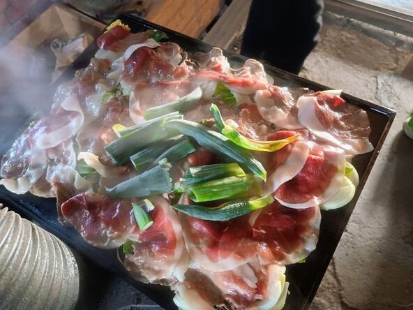 岬町産の猪肉、畑のキャベツと玉ねぎを使って、薪ストーブの上に乗せた鉄板で鉄板焼きを作ります