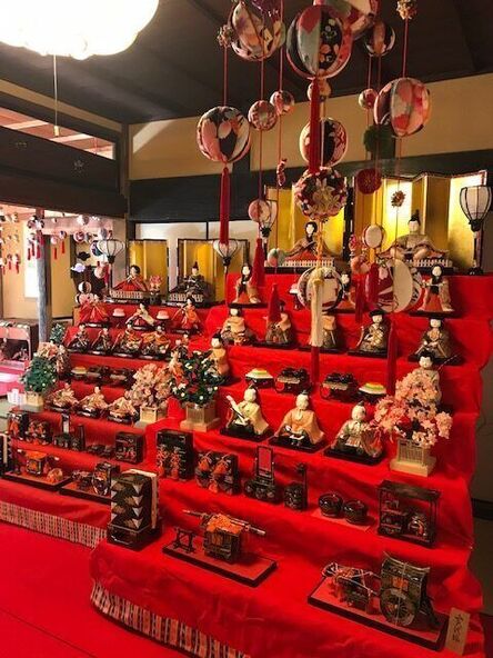 市民から寄贈された雛人形を展示