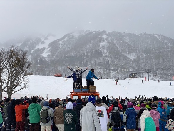 ハチ高原で楽しむ雪遊びと花火の特別な一日