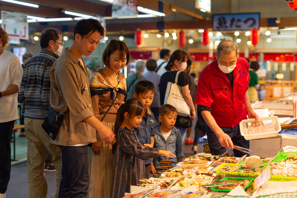 スーパーでは見たことがない魚介が並び、子供たちも夢中に