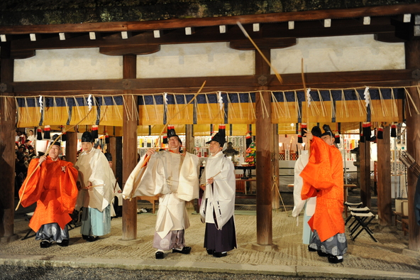 「追儺式」で鬼に弓矢を放つ様子