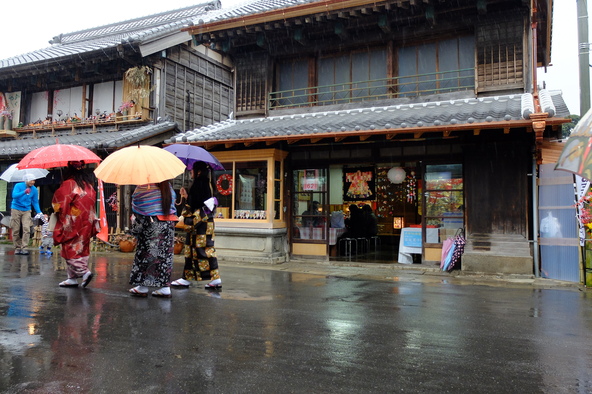 まちなかを歩きながらひな人形めぐりを楽しみましょう