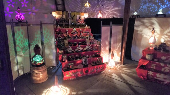 なかには、華やかにライトアップされているひな人形も！