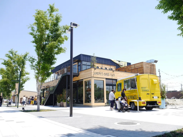 黄色いキッチンカーが目印！安満遺跡公園の「SANDAY’S BAKE 569」