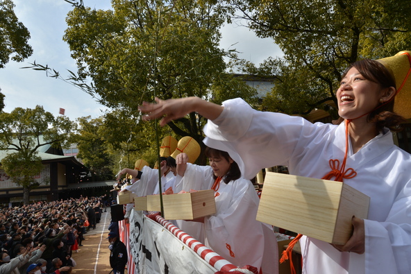 鬼は外」「福は内」のかけ声にあわせ、福豆を勢いよくまきます