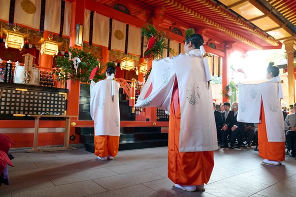 「初午大祭」は、古くから歌に詠まれたり、物語にも描かれています