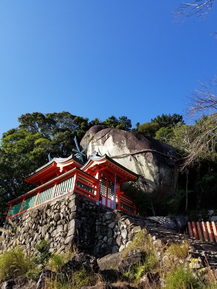 「神倉神社」のご神体である「ゴトビキ岩」