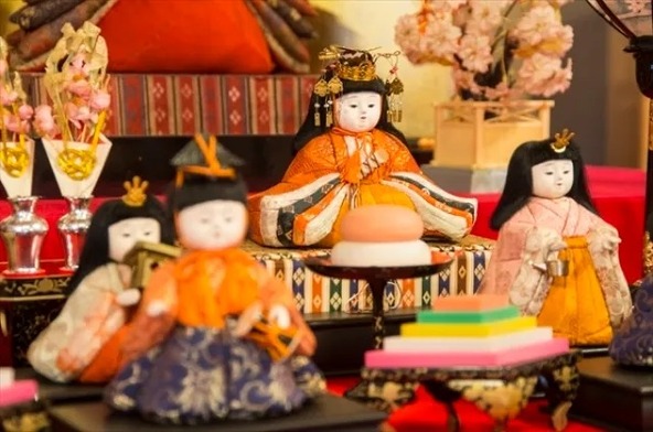 さまざまな時代のお雛さまを観賞しよう